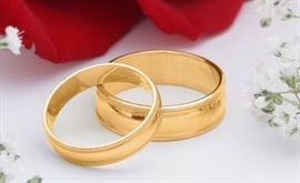 La sposa, il sacerdote e i testimoni celebrano il matrimonio,...