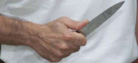 Punta il coltello alla gola: non è tentato omicidio. Se l'age...