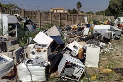 Dirigente di un ufficio tecnico adibisce a deposito - di carc...