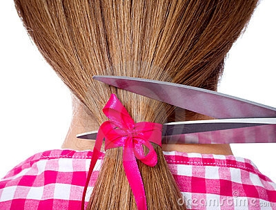 Coniuge taglia i capelli alla moglie per motivi di gelosia co...