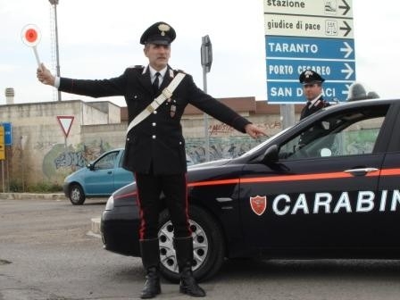Per sottrarsi ad un controllo dei carabinieri, alla guida di ...