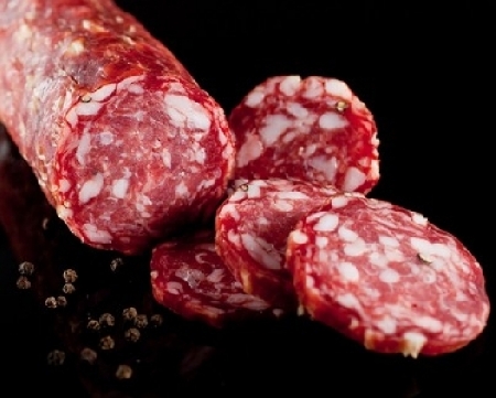 Ruba due bottiglie di whisky e due salami. Colpisce a calci e...