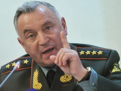 Si finge un ex generale russo e su internet commenta l'attual...