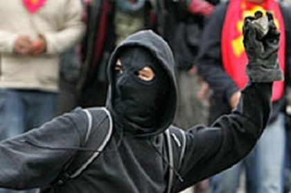 Bilbao: incendia un autobus per terrorismo e si rifugia in It...