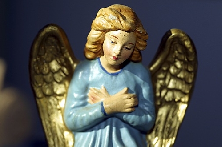 Indossa nella recita natalizia un costume da angelo.Il compag...