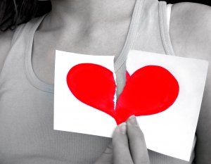 Una donna si rivolge ai genitori del suo ex amante e dice «Da...