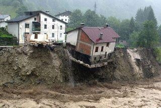 Il fiume esonda e i proprietari dei fondi adiacenti hiedono i...