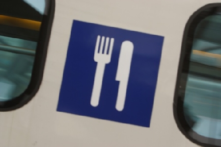 L'addetto alla ristorazione scende dal treno che è in ritardo...