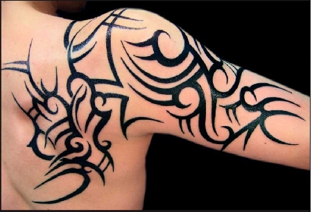 Militare con tatuaggio tribale: la presenza di un tatuaggio n...