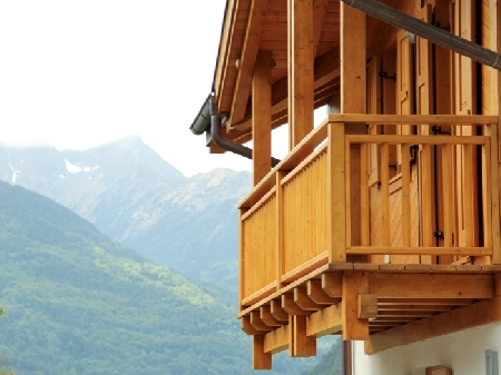 Due coniugi apponevano sul balcone del proprio appartamento u...