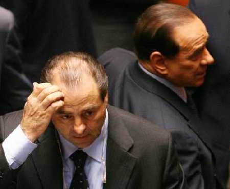 Berlusconi in un comizio a Viterbo attacca Di Pietro dicendo ...