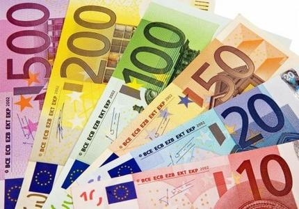 Addetta alle paghe gonfia la propria busta paga e quelle dei ...