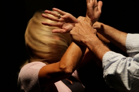 Fa salire la fidanzata in auto, la minaccia con un coltello, ...