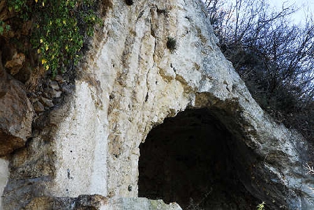 Servitù di lume di grotta. Prescrizione. Uso di una grotta pe...