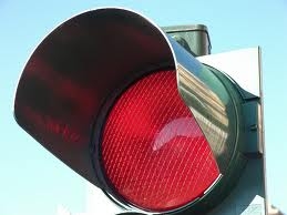 Due agenti della polizia municipale passano con il rosso per ...