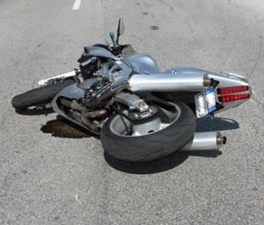 La strada è disseminata di brecciolino. Un motociclista in as...