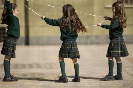 A scuola i bambini giocano all'aperto e fanno chiasso? Il giu...