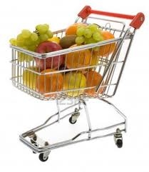 Il proprietario di un supermercato vende cibi conservati male...