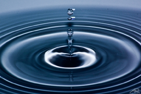 Un uomo alla guida del proprio furgone schizza dell’acqua sul...
