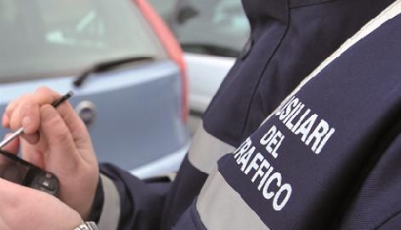 Un ausiliaro del traffico altera un verbale e trasforma una T...