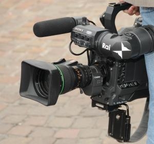 Un uomo viene ripreso dalle telecamere della Rai mentre è in ...