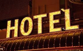 Una donna sostiene di essere stata sequestrata in un albergo:...