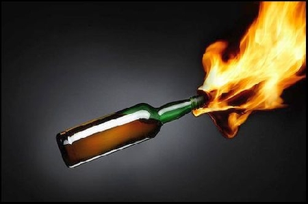 Prepara un bottiglia incendiaria per dare fuoco alla moglie. ...