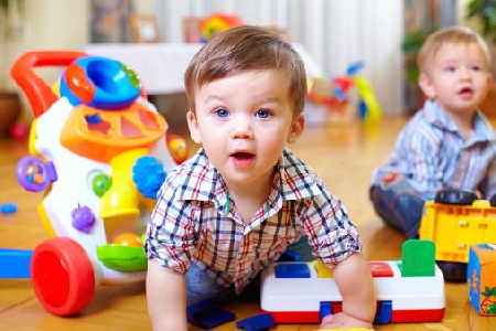 Una mamma acconsente che un bambino si fermi a giocare con il...