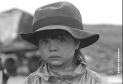 Bambino rom, di quattro anni, viene trovato solo, dai carabin...